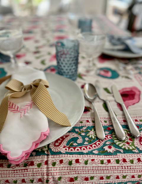 pink scallop edge cotton napkins with gingham bow table setting close up sourcedbyholly.co.uk